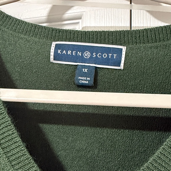 Karen Scott Botanical Green Luxsoft V-Neck - Picture 3 of 3